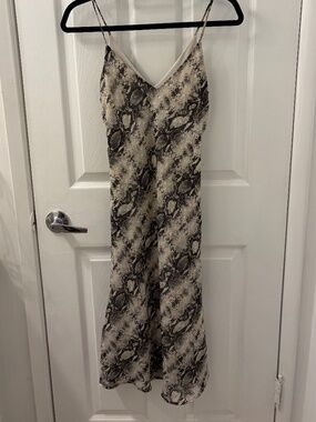 Snakeskin Midi Flowy Dress Size S - Grey/Black (Final Touch)